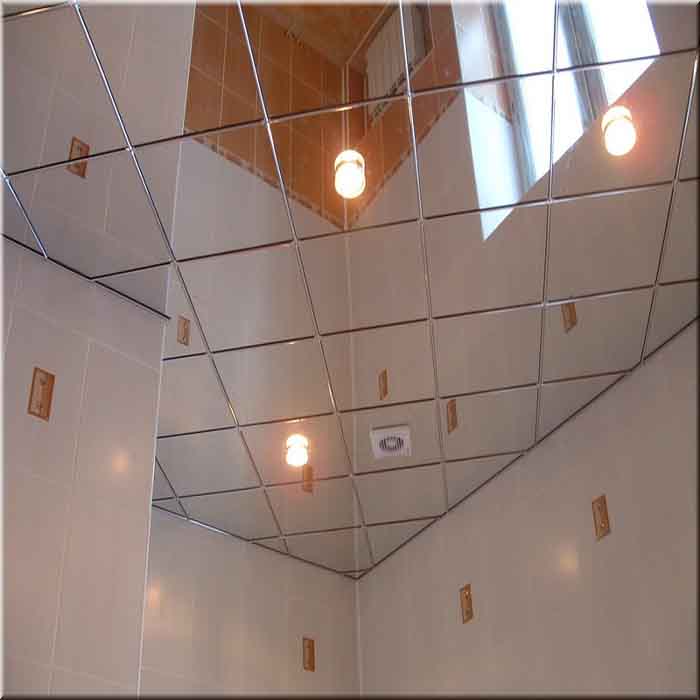 Зеркальный потолок в ванной — это любое потолочное покрытие, которое имеет глянцевую поверхность с отражательным эффектом